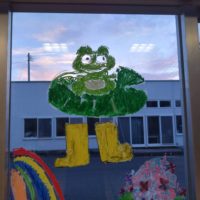 のあ：窓にお絵かき、テーマは梅雨🐸
