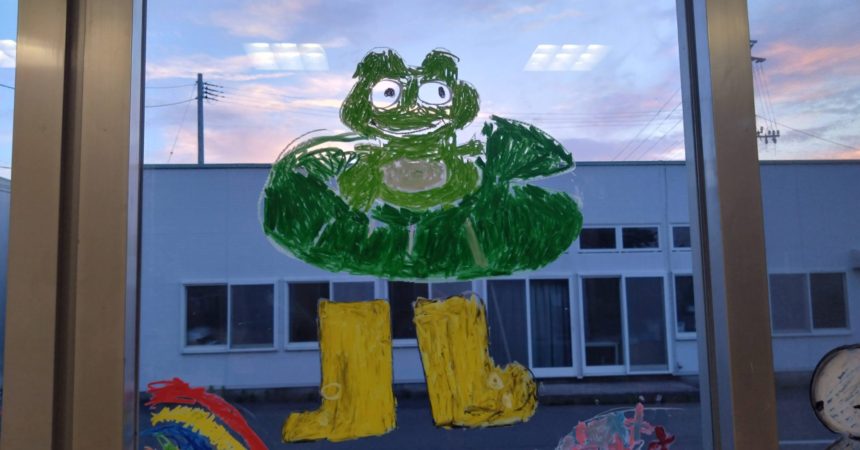 のあ：窓にお絵かき、テーマは梅雨🐸